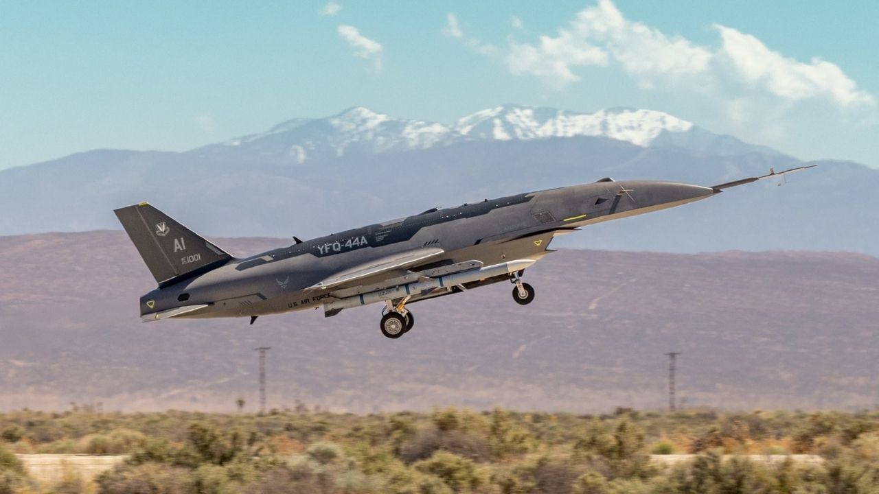 drone-de-combate-yfq-44a-da-anduril-dispara-missil-aim-120-pela-primeira-vez-nos-eua,-atinge-alvo-digital-no-deserto-de-mojave-sob-autorizacao-humana-e-leva-programa-cca-mais-perto-de-operar-ao-lado-de-cacas-tripulados-em-missoes-aereas-de-alta-intensidad