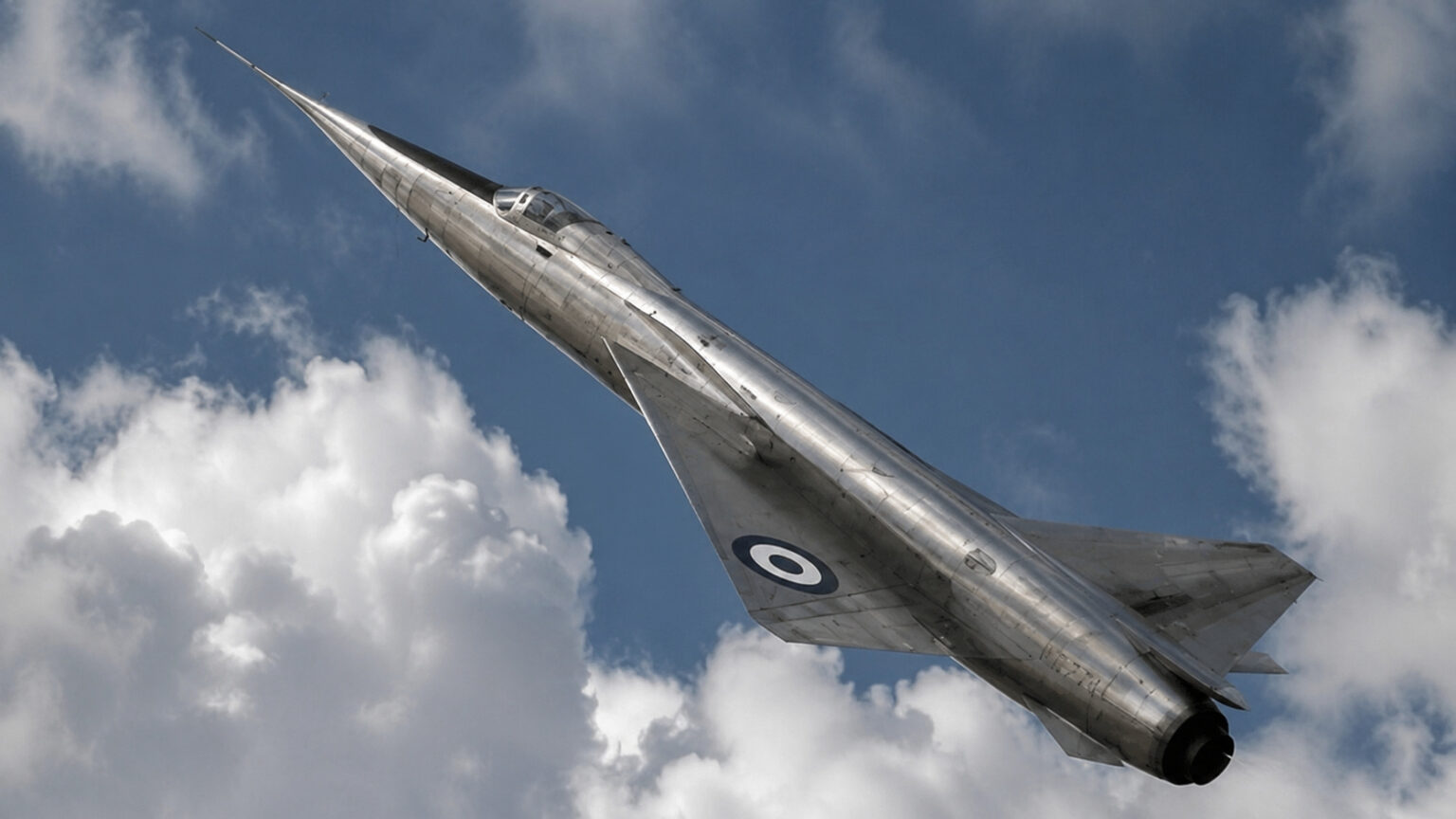 um-aviao-com-o-nariz-que-se-dobrava-para-baixo-ultrapassou-os-1.000-mph-antes-de-qualquer-outra-maquina-da-historia,-e-o-formato-bizarro-criado-para-resolver-esse-problema-acabou-sendo-copiado-pelo-aviao-de-passageiros-mais-rapido-ja-construido
