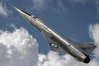 um-aviao-com-o-nariz-que-se-dobrava-para-baixo-ultrapassou-os-1.000-mph-antes-de-qualquer-outra-maquina-da-historia,-e-o-formato-bizarro-criado-para-resolver-esse-problema-acabou-sendo-copiado-pelo-aviao-de-passageiros-mais-rapido-ja-construido