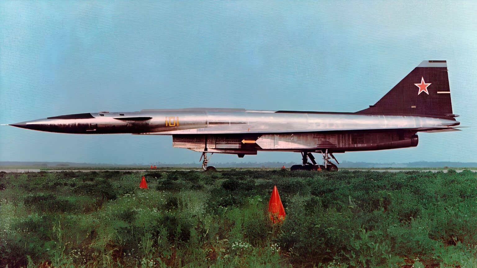 projetado-para-voar-a-mais-de-3.200-km/h-carregando-armamento-nuclear,-esse-bombardeiro-somou-apenas-10-horas-e-20-minutos-de-voo-em-toda-a-carreira-antes-de-ser-desmontado