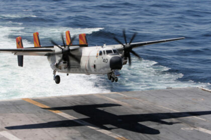 fim-de-uma-era:-aviao-c-2a-greyhound-faz-sua-ultima-decolagem-por-catapulta-antes-de-seguir-para-aposentadoria-no-deserto-do-arizona;-aviao-da-marinha-dos-eua-manteve-porta-avioes-abastecidos-em-guerras-e-missoes-humanitarias-por-quase-60-anos