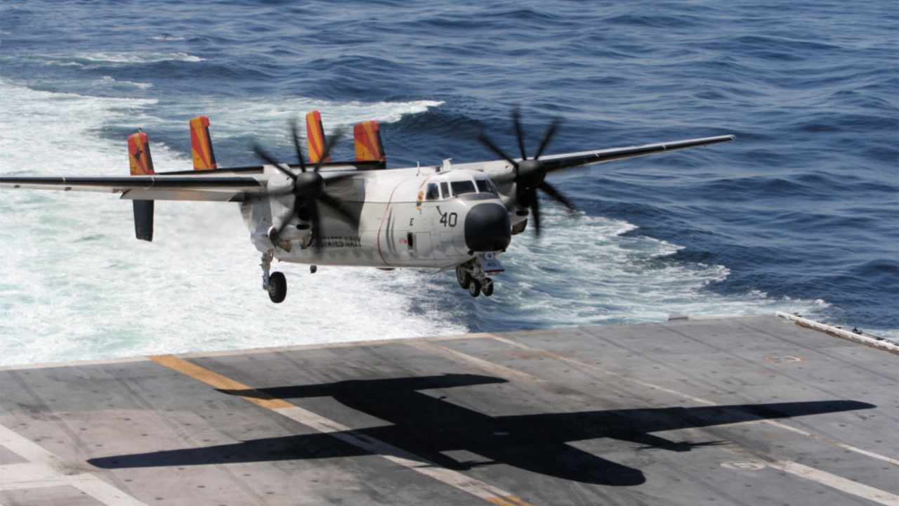 fim-de-uma-era:-aviao-c-2a-greyhound-faz-sua-ultima-decolagem-por-catapulta-antes-de-seguir-para-aposentadoria-no-deserto-do-arizona;-aviao-da-marinha-dos-eua-manteve-porta-avioes-abastecidos-em-guerras-e-missoes-humanitarias-por-quase-60-anos