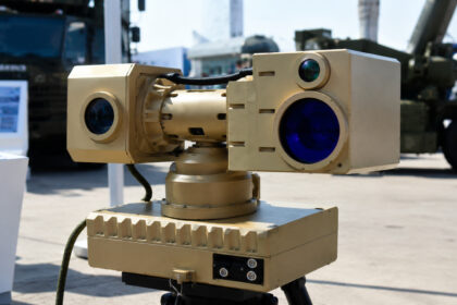 china-surpreende-ao-apresentar-arma-laser-capaz-de-interceptar-e-destruir-drones-de-guerra-quase-instantaneamente,-destacando-um-salto-tecnologico-relevante-para-defesa-aerea-e-aumentando-a-eficiencia-contra-ameacas-cada-vez-mais-frequentes-nos-conflitos
