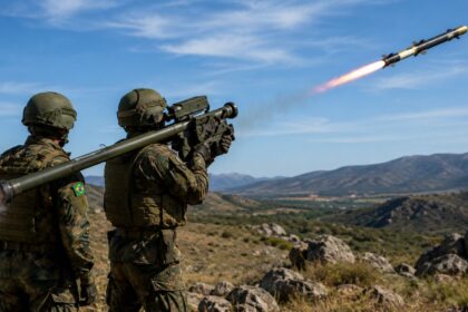 o-governo-dos-estados-unidos-aprovou-uma-possivel-venda-de-100-misseis-antiaereos-portateis-stinger-ao-exercito-brasileiro,-em-um-pacote-estimado-em-cerca-de-330-milhoes-de-dolares-que-ainda-depende-de-negociacao-entre-os-dois-paises