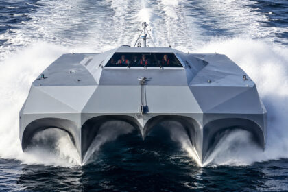 o-“batmovel-naval”-com-5-cascos-que-a-marinha-dos-eua-testou-em-aguas-rasas:-m80-stiletto-tinha-formato-pentamara,-88-pes-de-comprimento,-calado-de-apenas-2,5-pes-e-velocidade-acima-de-50-nos-para-provar-uma-nova-geracao-de-embarcacoes-furtivas-litoraneas
