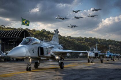 o-brasil-quer-turbinar-seu-poder-de-fogo-e-negocia-mais-20-cacas-gripen-para-levar-a-frota-da-forca-aerea-a-56-aeronaves,-uma-corrida-contra-o-tempo-diante-de-uma-esquadra-que-fica-a-cada-ano-mais-velha,-mais-cara-e-mais-dificil-de-manter