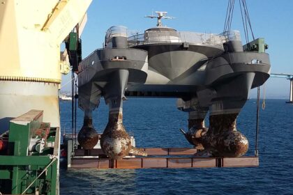 o-“ovni-naval”-de-quatro-cascos-submersos-que-a-lockheed-martin-colocou-no-mar:-sea-slice-tinha-105-pes,-55-pes-de-boca-e-um-casco-swath-tao-estranho-que-parecia-flutuar-sobre-pernas-invisiveis-para-desafiar-as-ondas-e-reinventar-a-estabilidade-dos-navios