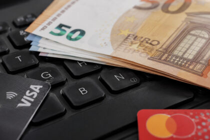 euro-digital-ganha-sinal-verde-no-parlamento-europeu,-promete-mexer-no-dominio-de-visa-e-mastercard-e-pode-mudar-de-vez-a-forma-como-milhoes-de-pessoas-pagam-contas,-fazem-compras-e-movimentam-dinheiro-na-europa-ate-2029