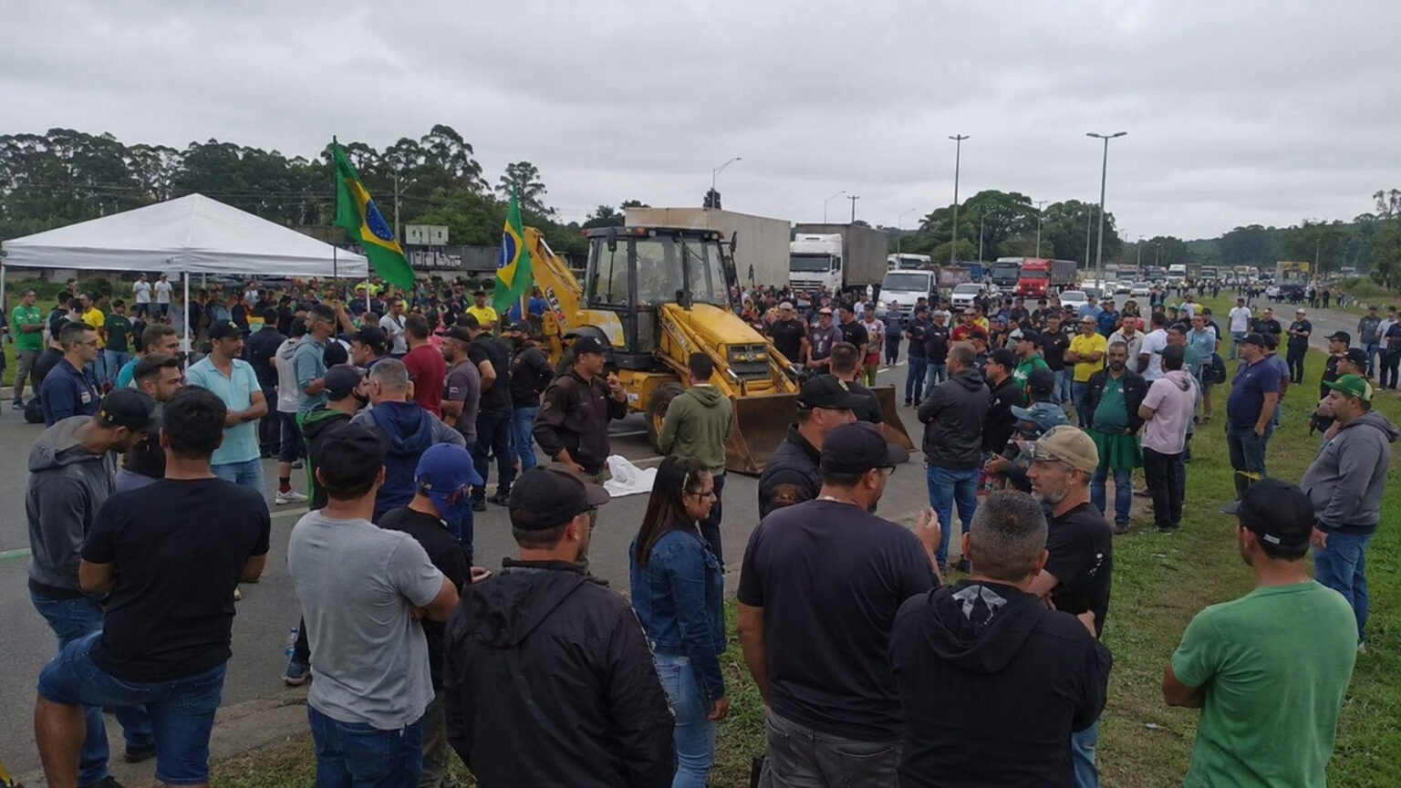 caminhoneiros,-frete-e-multas-de-2022-entram-no-centro-da-politica:-camara-aprova-mp-com-anistia,-rastreamento-obrigatorio-por-ciot,-punicoes-milionarias-e-novo-piso-salarial-para-quem-passa-mais-de-24-horas-na-estrada