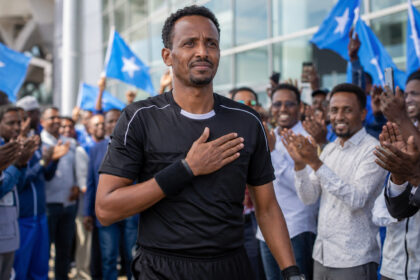 arbitro-somali-estava-perto-de-realizar-o-sonho-de-apitar-a-copa-do-mundo,-foi-barrado-nos-eua-e-voltou-para-casa-recebido-como-heroi-na-somalia