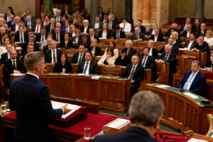 deputados-da-hungria-aprovam-corte-de-40%-nos-proprios-salarios,-perdem-auxilios-e-colocam-privilegios-politicos-no-centro-de-uma-mudanca-que-surpreendeu-a-europa