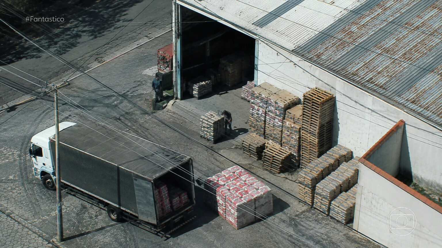 trafico-e-milicia-criam-um-mercado-paralelo-no-rio,-passam-a-controlar-quem-vende-farinha,-frango,-agua-e-gas,-barram-concorrentes-e-colocam-padarias-e-mercados-sob-pressao-constante
