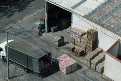 trafico-e-milicia-criam-um-mercado-paralelo-no-rio,-passam-a-controlar-quem-vende-farinha,-frango,-agua-e-gas,-barram-concorrentes-e-colocam-padarias-e-mercados-sob-pressao-constante