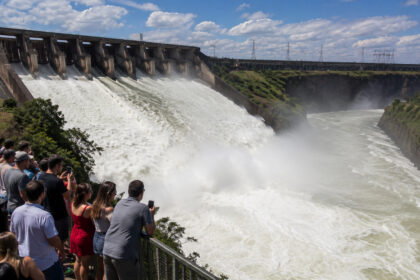usina-de-itaipu-surpreende-visitantes-ao-abrir-vertedouro-pela-primeira-vez-em-2026-e-espetaculo-da-forca-das-aguas-volta-a-chamar-atencao