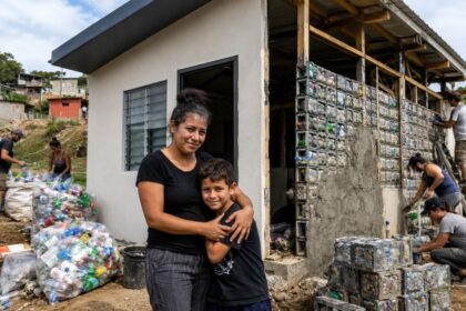 depois-de-economizar-por-nove-anos-para-comprar-um-terreno,-mae-recebe-na-costa-rica-uma-casa-construida-com-blocos-encaixaveis-feitos-de-cerca-de-sete-toneladas-de-garrafas-e-embalagens-plasticas,-erguida-com-800-horas-de-trabalho-voluntario-para-ela-e-o
