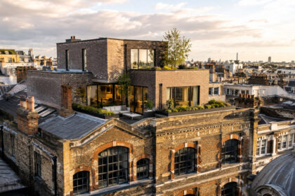 sem-encontrar-terreno-livre-no-centro-de-londres,-arquitetos-apoiaram-uma-casa-de-dois-andares-sobre-armazem-do-seculo-xix,-esconderam-parte-da-construcao-atras-dos-telhados-de-covent-garden-e-transformaram-uma-cobertura-comercial-em-nova-area-urbana-prem