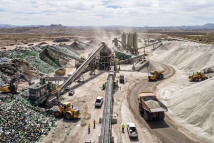 vidro-descartado-que-iria-para-aterros,-aumentaria-risco-de-acidentes-na-coleta-e-ficaria-fora-da-reciclagem-por-falta-de-logistica-e-moido-e-usado-como-substituto-parcial-da-areia-em-concreto,-pavers-e-misturas-asfalticas,-enquanto-o-brasil-consumiu-877