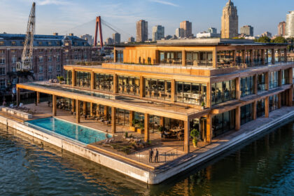 maior-escritorio-flutuante-do-mundo-ocupa-3.600-metros-quadrados-em-um-antigo-porto,-tem-piscina,-restaurante,-madeira-desmontavel-e-pode-ser-rebocado-para-outro-lugar