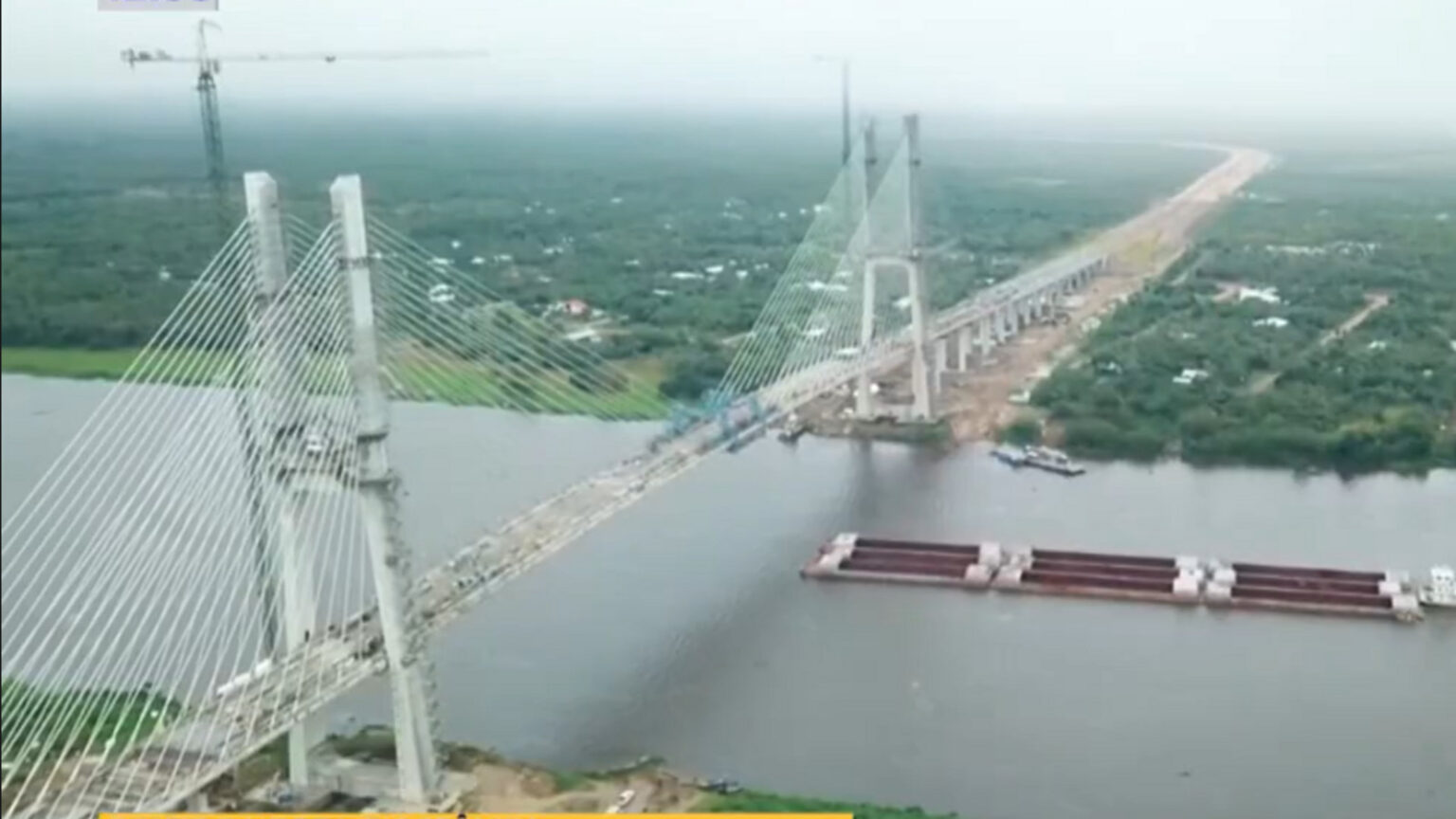 mais-de-460-trabalhadores,-entre-paraguaios-e-brasileiros,-enfrentaram-jornadas-ate-a-meia-noite-para-erguer-ponte-de-1.294-metros-entre-brasil-e-paraguai