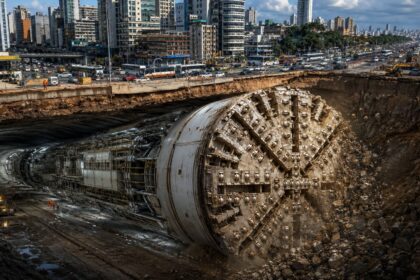 para-furar-o-subsolo-lotado-da-zona-leste-de-sao-paulo-sem-parar-a-cidade-em-cima,-engenheiros-vao-por-para-girar-a-maior-tuneladora-ja-usada-no-brasil,-uma-broca-de-11,67-metros-e-2.600-toneladas-que-escava-ate-15-metros-por-dia