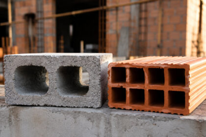 engenheiros-revelam-a-diferenca-que-muda-o-custo-de-uma-obra-inteira-ao-comparar-bloco-de-concreto-e-tijolo-ceramico,-mostrando-como-a-escolha-pode-reduzir-desperdicios,-acelerar-a-construcao-e-aumentar-a-eficiencia-estrutural-desde-a-fundacao