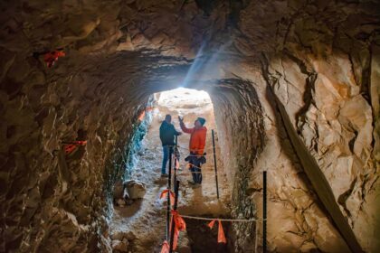 antes-de-erguer-um-bairro-novo-em-jerusalem,-arqueologos-escavavam-um-terreno-rochoso-quando-o-chao-revelou-uma-cavidade-que-nao-parava-de-crescer:-um-tunel-de-50-metros-cortado-a-mao-na-rocha,-grande-o-bastante-para-caber-um-onibus,-sem-nenhum-objeto-den