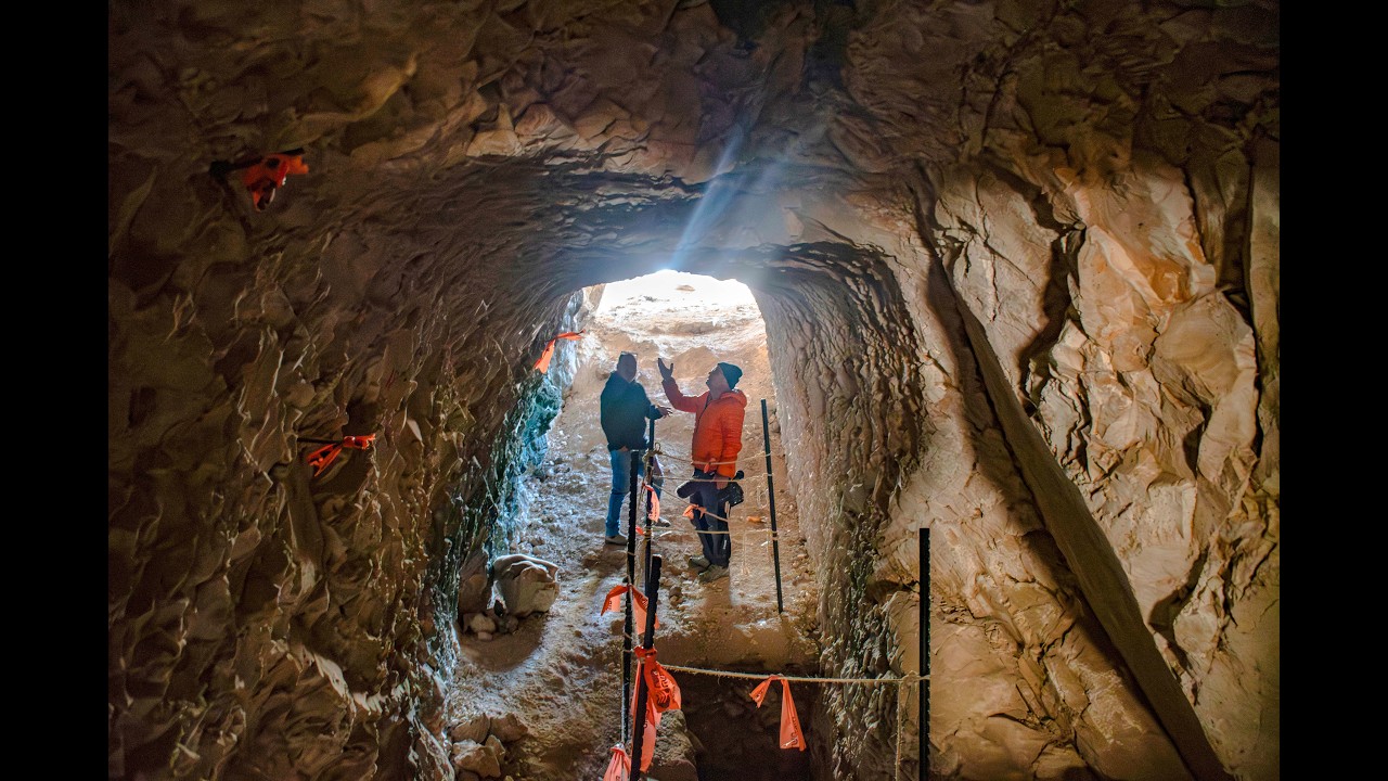 antes-de-erguer-um-bairro-novo-em-jerusalem,-arqueologos-escavavam-um-terreno-rochoso-quando-o-chao-revelou-uma-cavidade-que-nao-parava-de-crescer:-um-tunel-de-50-metros-cortado-a-mao-na-rocha,-grande-o-bastante-para-caber-um-onibus,-sem-nenhum-objeto-den