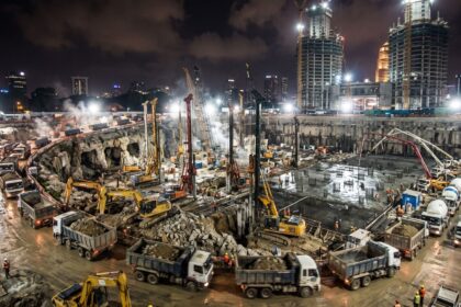 para-sustentar-duas-torres-de-452-metros-sobre-solo-com-calcario-carstico-e-cavidades-subterraneas,-engenheiros-removeram-mais-de-500-caminhoes-de-terra-por-noite,-cravaram-104-elementos-de-fundacao-por-torre-e-despejaram-13,2-mil-metros-cubicos-de-concre