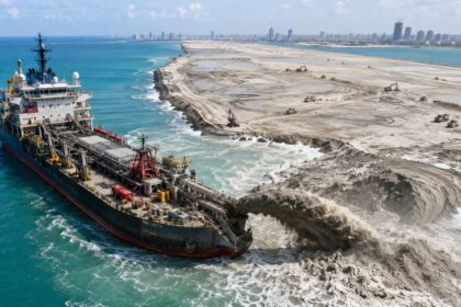 a-china-dragou-65-milhoes-de-metros-cubicos-de-areia-para-fazer-nascer-do-mar-uma-cidade-de-269-hectares,-o-equivalente-a-600-campos-de-futebol,-na-costa-do-sri-lanka
