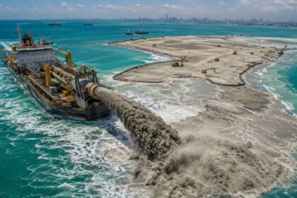 as-filipinas-despejam-concreto-e-areia-para-erguer-130-hectares-de-nova-cidade-sobre-a-baia-de-manila,-dentro-de-uma-corrida-de-22-aterros-que-somam-6.166-hectares-roubados-do-mar