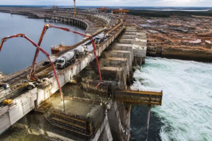 para-barrar-o-rio-parana,-brasil-e-paraguai-despejaram-concreto-suficiente-para-erguer-210-estadios-do-maracana-e-ferro-para-380-torres-eiffel,-na-barragem-de-itaipu-de-7.919-metros-de-extensao-e-196-de-altura
