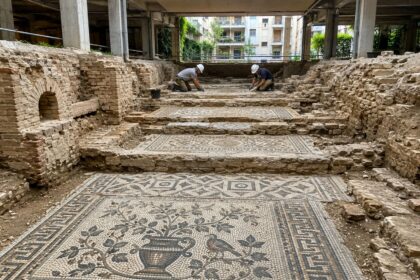construtora-reforca-um-antigo-predio-contra-terremotos-e,-ao-abrir-o-subsolo,-encontra-uma-casa-romana-de-quase-2-mil-anos-com-seis-camadas-de-mosaicos,-abandona-oito-garagens,-investe-e-3-milhoes-na-restauracao-e-transforma-o-porao-de-um-condominio-de-18