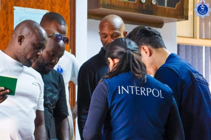 interpol-prende-5.811-pessoas-em-esquema-global-contra-golpes,-incluindo-uso-de-criptomoedas