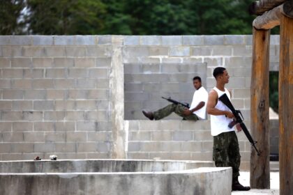 enquanto-o-pais-discute-comprar-armas-la-fora,-2-mil-fuzileiros-navais-passaram-duas-semanas-testando-fuzis-e-pistolas-100%-brasileiros-em-minas