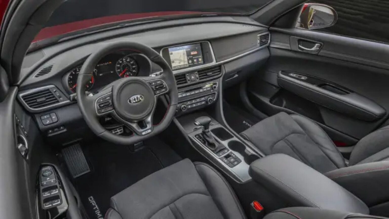 automatico,-imponente-e-equipado-como-carro-de-categoria-superior:-com-motor-2.0-de-165-cv,-cambio-de-seis-marchas,-seis-airbags,-controles-de-estabilidade-e-tracao-e-rodas-de-18-polegadas,-este-seda-usado-da-kia-aparece-como-alternativa-pouco-lembrada-a