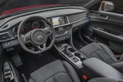 automatico,-imponente-e-equipado-como-carro-de-categoria-superior:-com-motor-2.0-de-165-cv,-cambio-de-seis-marchas,-seis-airbags,-controles-de-estabilidade-e-tracao-e-rodas-de-18-polegadas,-este-seda-usado-da-kia-aparece-como-alternativa-pouco-lembrada-a