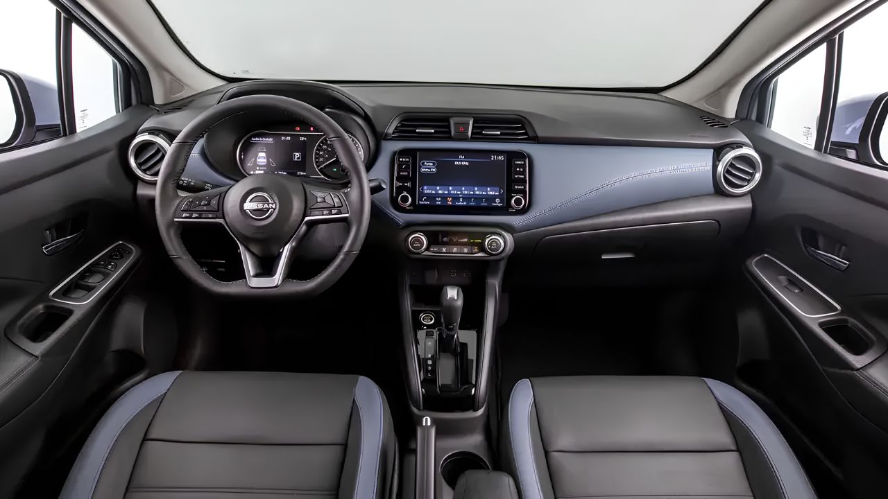 nissan-versa-2027-chega-sem-mudancas,-mantem-motor-16,-cambio-cvt, -seis-airbags,-porta-malas-de-482-litros,-consumo-de-ate-15-km/l-e-parte-de-r$-119.990-no-brasil