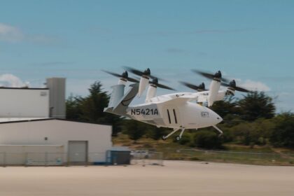 um-taxi-que-decola-verticalmente,-cruza-150-milhas-em-velocidade-de-320-km/h-e-pousa-sem-pista-ja-completou-850-voos-de-teste-em-2025,-e-e-100-vezes-mais-silencioso-que-um-helicoptero-convencional,-o-que-significa-que-pode-operar-sobre-bairros-residenciai