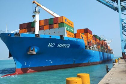 navio-com-capacidade-equivalente-a-3.500-conteineres-de-20-pes-chega-ao-rio-de-janeiro-e-inaugura-conexao-maritima-direta-com-a-zona-franca-de-manaus,-colocando-oito-portos-brasileiros-na-mesma-rota-de-cabotagem