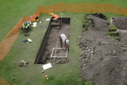 reformando-um-celeiro-para-transformar-o-espaco-em-sala-de-jogos,-eletricistas-abriram-uma-vala-para-passar-cabos-e-encontraram-o-piso-de-mosaico-de-uma-villa-romana-preservada-ha-mais-de-1.500-anos-sob-uma-propriedade-rural-na-inglaterra