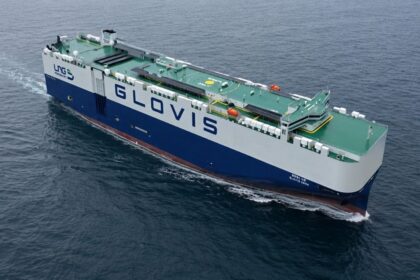 china-entrega-navio-cegonha-de-230-metros-para-10800-veiculos,-com-14-conveses-e-sistema-solar-de-200-kw-que-gera-cerca-de-1.000-kwh-por-dia,-enquanto-motores-bicombustiveis-usam-gnl-e-combustivel-convencional-em-rotas-globais-entre-asia,-europa-e-americ