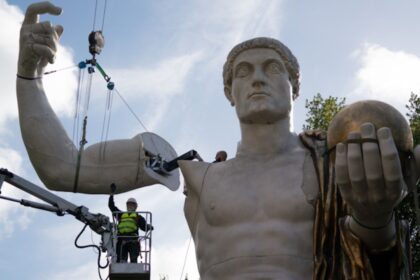 italia-usa-impressao-3d,-resina-e-po-de-marmore-para-reconstruir-estatua-colossal-de-constantino,-o-grande,-com-13-metros-de-altura,-obra-refeita-a-partir-de-10-fragmentos-apos-1.700-anos-e-montada-em-30-partes-por-seis-pessoas-em-apenas-uma-semana