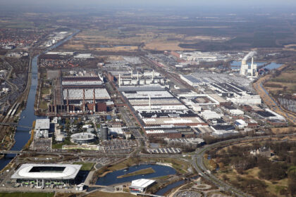 fabrica-gigante-da-volkswagen-ocupa-6,5-milhoes-de-m²,-tem-1,6-km²-so-de-galpoes,-75-km-de-ruas-internas-e-60-km-de-trilhos,-formando-o-maior-complexo-unico-de-producao-de-carros-do-mundo