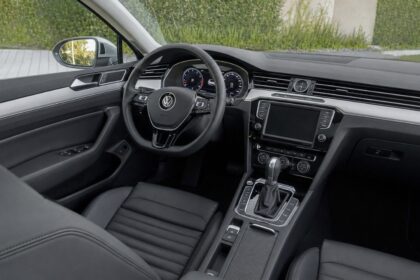 custando-menos-que-um-virtus-0-km:-com-motor-2.0-tsi-turbo-de-220-cv,-cambio-automatico-dsg-de-6-marchas,-porta-malas-de-586-litros-e-suspensao-adaptativa,-este-seda-executivo-surpreende-pelo-desempenho,-conforto-e-custo-beneficio:-conheca-o-volkswagen-pa