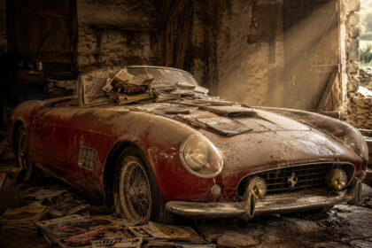 homem-guarda-ferrari-rara-de-1961-sob-poeira-e-montanhas-de-revistas-durante-decadas,-carro-preserva-numeros-correspondentes,-revela-ligacao-com-alain-delon-e-vale-16,288-milhoes-de-euros