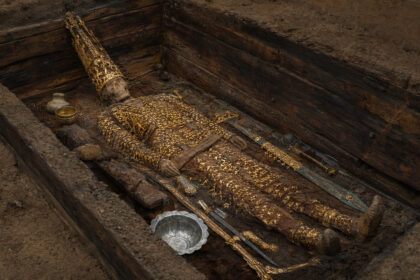adolescente-de-17-anos-foi-enterrado-ha-cerca-de-2.500-anos-com-mais-de-4-mil-pecas-de-ouro,-mas-analise-do-dna-do-homem-dourado-revelou-indicios-de-que-familias-da-elite-cita-transmitiam-poder-e-prestigio-entre-geracoes-e-controlavam-territorios-e-recurs