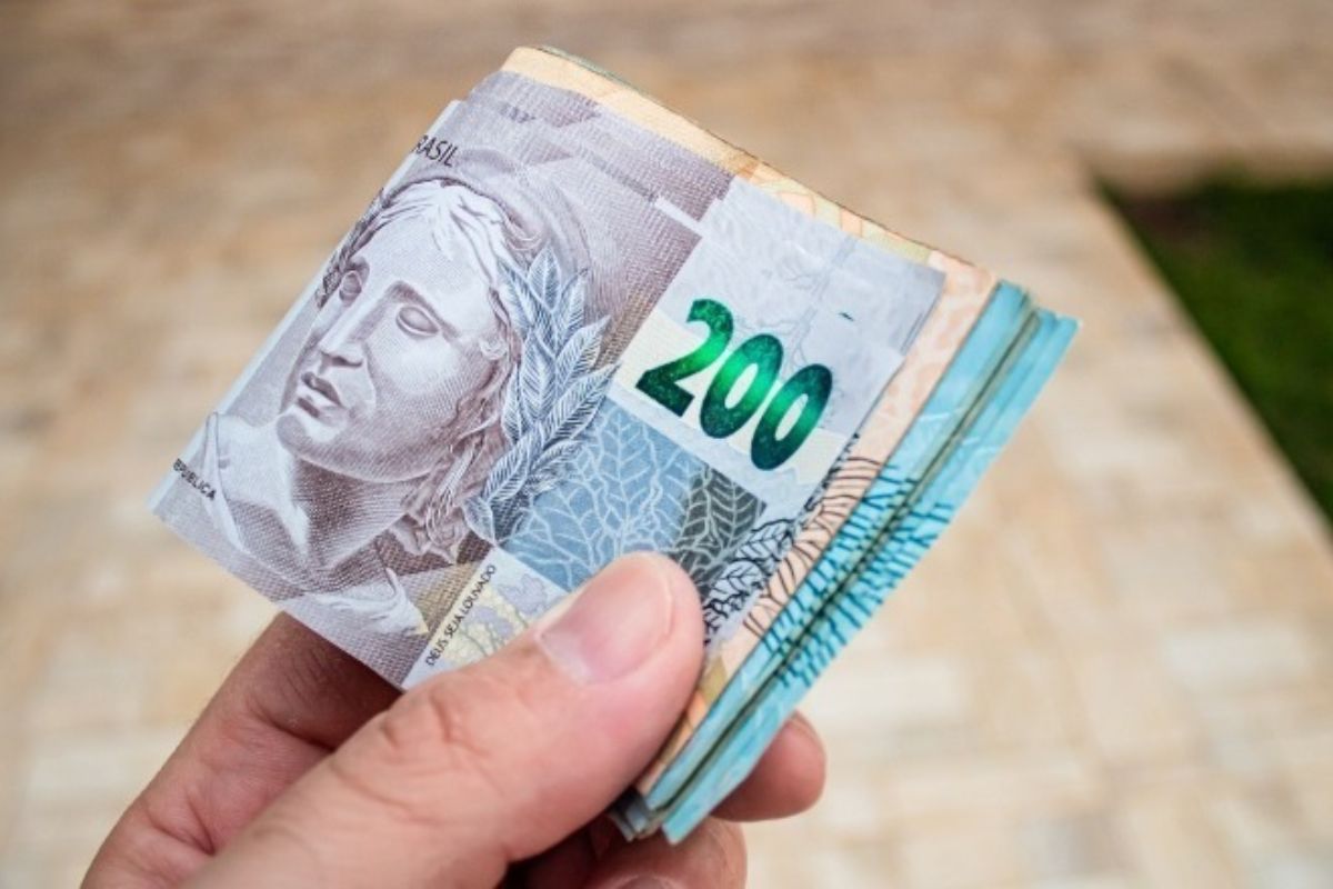 vizinho-do-brasil-aprovou-salario-minimo-equivalente-a-cerca-de-r$-3335-e-lidera-a-america-do-sul,-enquanto-o-trabalhador-brasileiro-recebe-r$-1.621,-mesmo-com-ganho-real-acima-da-inflacao-em-2026