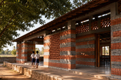 escola-rural-da-india-de-5,1-mil-metros-quadrados-alterna-tijolos-vermelhos-com-pecas-cinzentas-feitas-de-residuo-industrial,-abre-as-paredes-para-expulsar-o-ar-quente-e-transforma-uma-tecnica-antiga-em-solucao-para-salas-mais-frescas