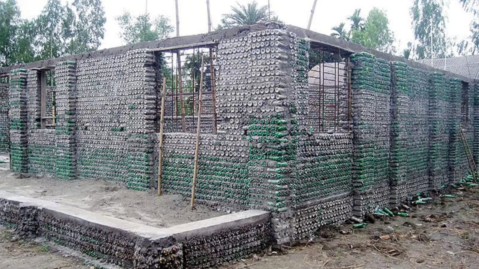 casal-surpreende-pedreiros-ao-redor-do-mundo-ao-transformar-80-mil-garrafas-plasticas-cheias-de-areia-em-casa-de-158-m²,-troca-tijolos-por-residuos-descartados,-constroi-quatro-quartos,-cozinha,-sala-de-jantar-e-dois-banheiros