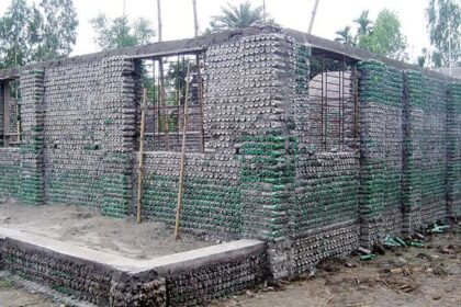casal-surpreende-pedreiros-ao-redor-do-mundo-ao-transformar-80-mil-garrafas-plasticas-cheias-de-areia-em-casa-de-158-m²,-troca-tijolos-por-residuos-descartados,-constroi-quatro-quartos,-cozinha,-sala-de-jantar-e-dois-banheiros